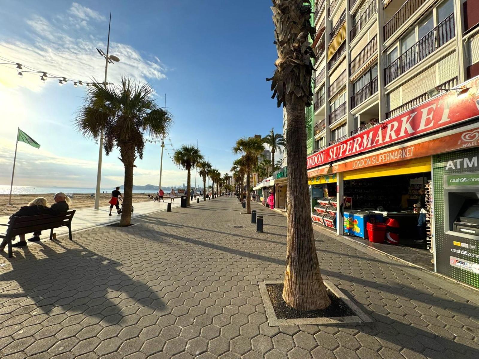 Las Damas Benidorm Buitenkant foto
